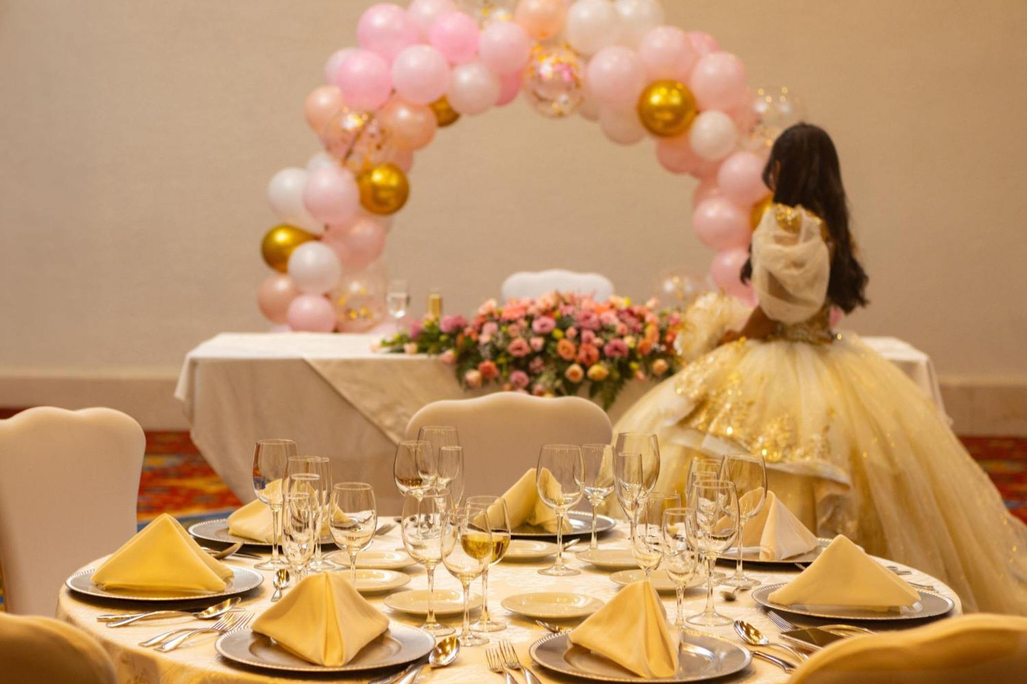 Fiesta Americana Hacienda אישטפאן דה לה סאל מראה חיצוני תמונה A quinceañera at her quinceañera party
