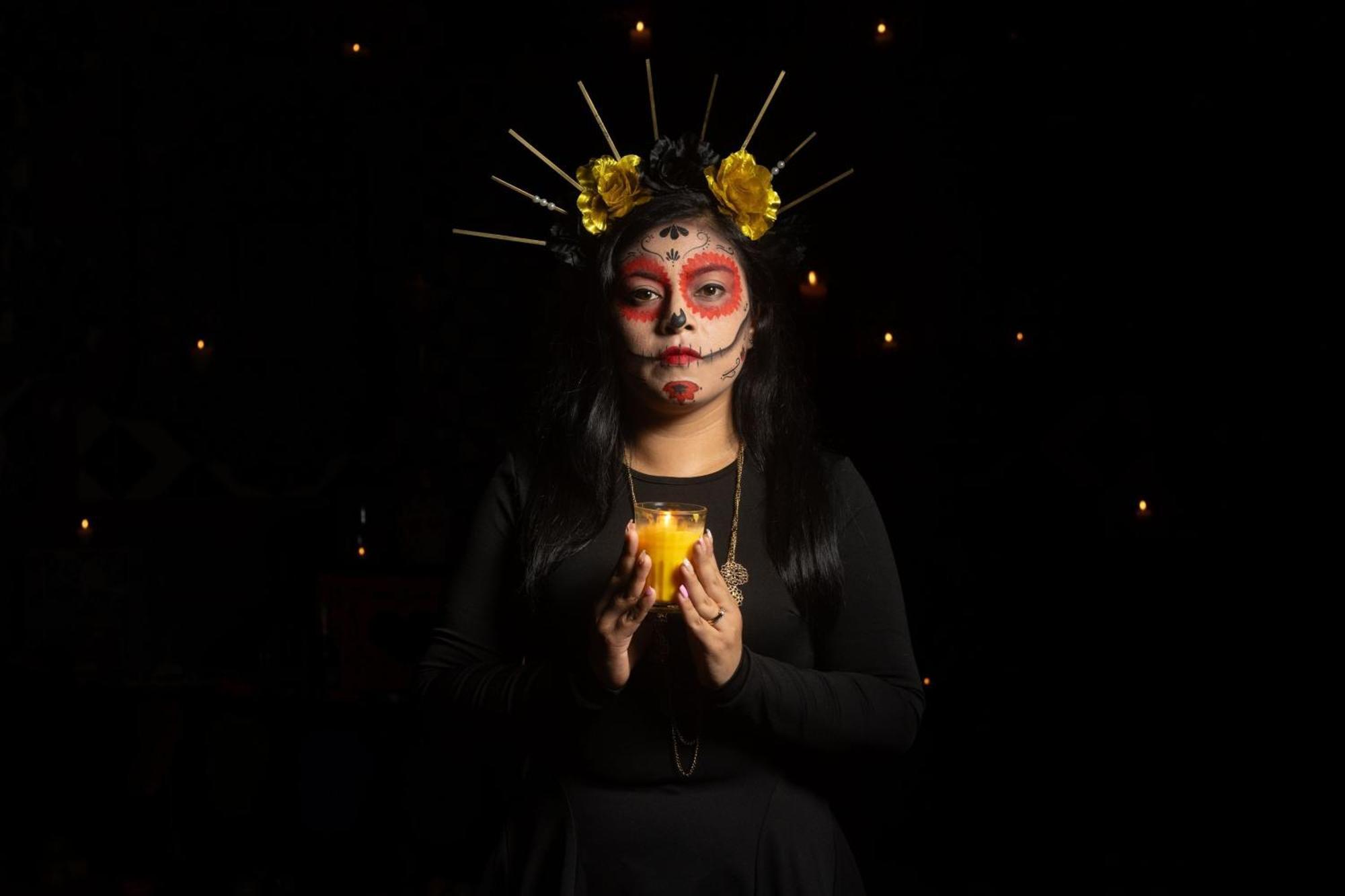 Fiesta Americana Hacienda אישטפאן דה לה סאל מראה חיצוני תמונה A woman dressed in a Día de los Muertos costume