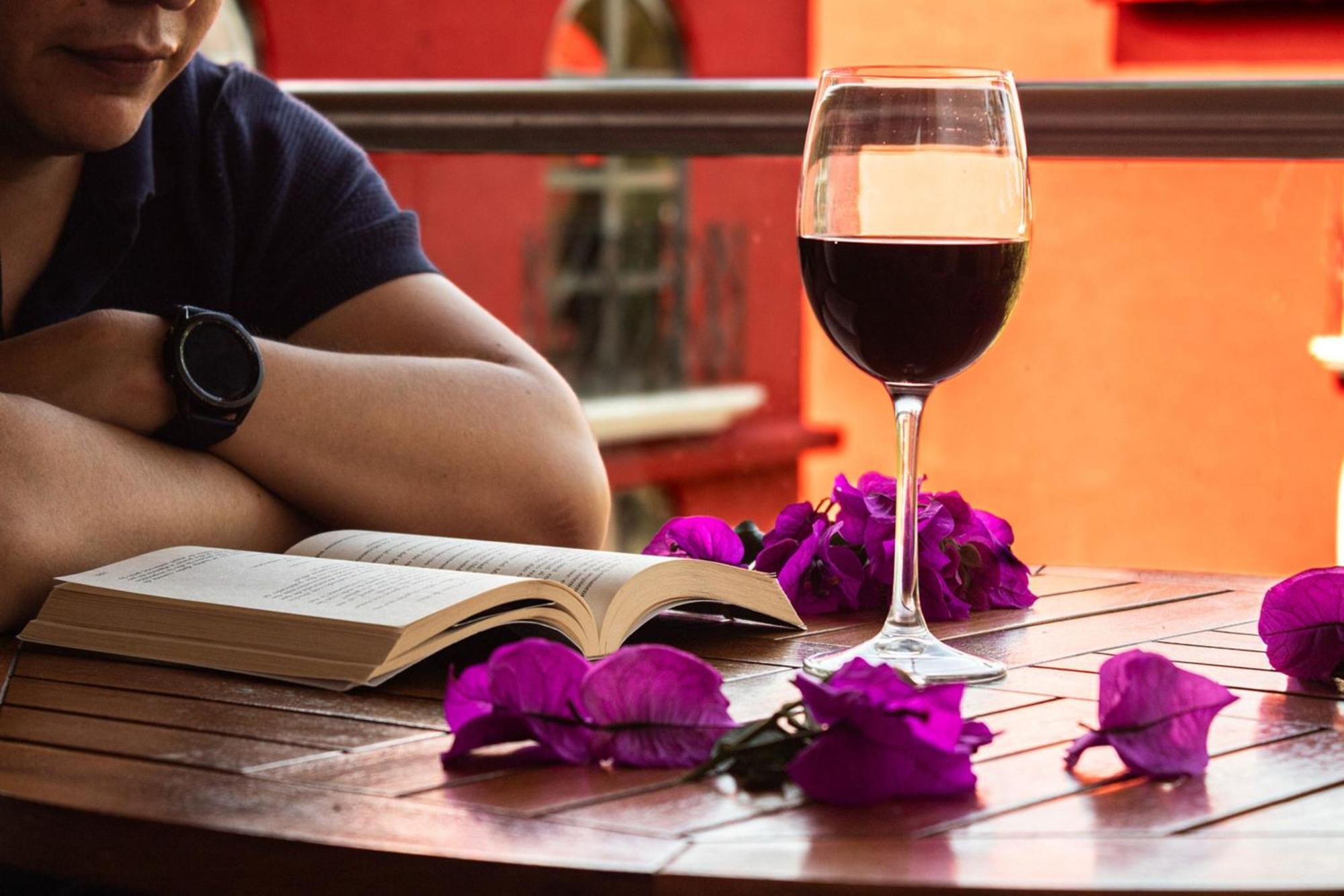 Fiesta Americana Hacienda אישטפאן דה לה סאל מראה חיצוני תמונה A wine glass