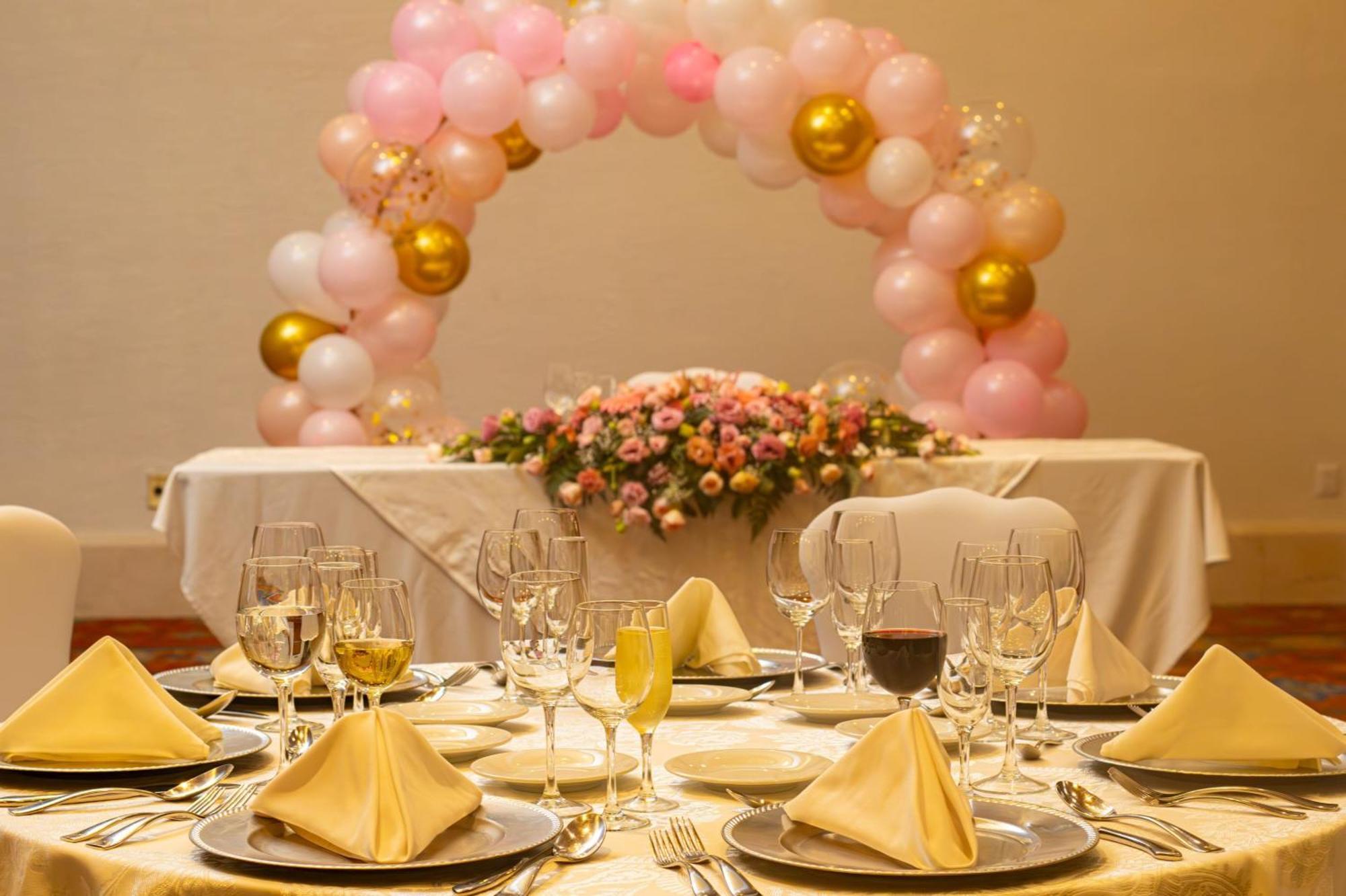 Fiesta Americana Hacienda אישטפאן דה לה סאל מראה חיצוני תמונה A table set for a wedding reception