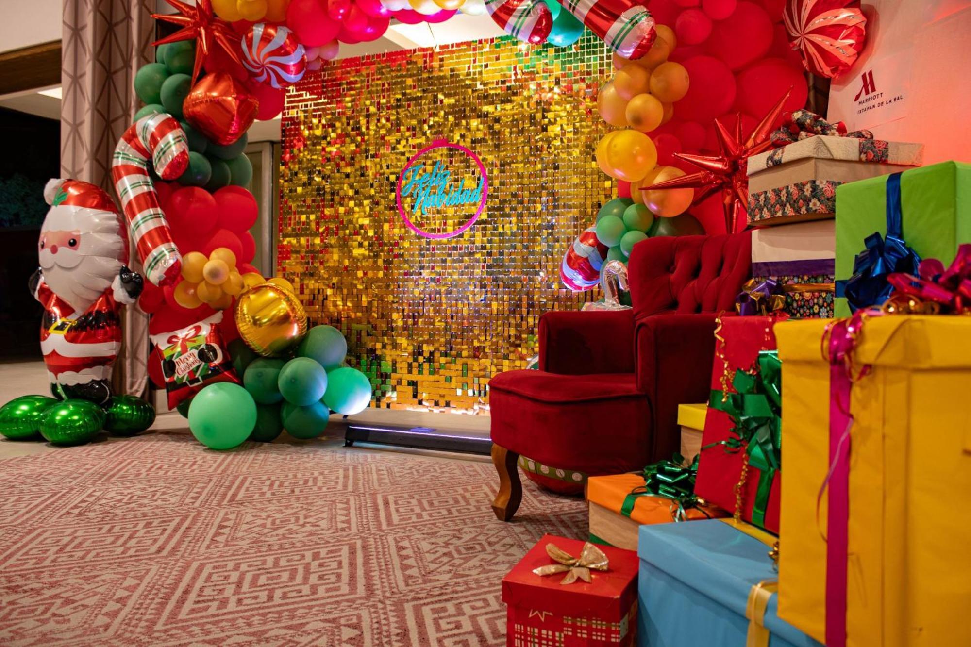 Fiesta Americana Hacienda אישטפאן דה לה סאל מראה חיצוני תמונה A gold tinsel backdrop