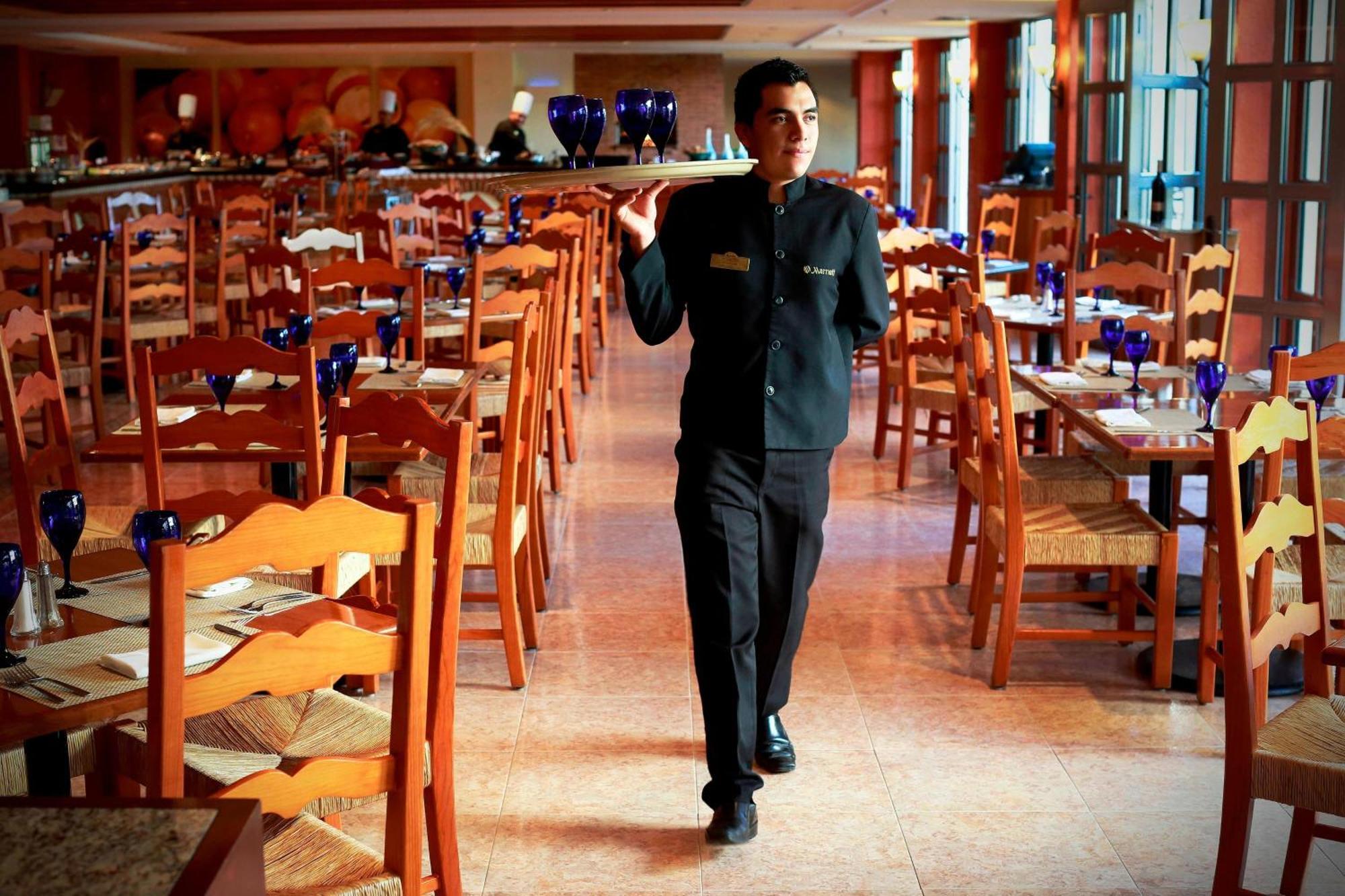 Fiesta Americana Hacienda אישטפאן דה לה סאל מראה חיצוני תמונה A restaurant manager